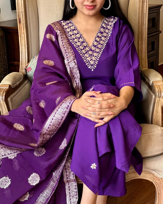 Radiate elegance in this lilac kurti set, adorned with intricate mirror work and delicate embroidery. Paired with a beautifully woven dupatta