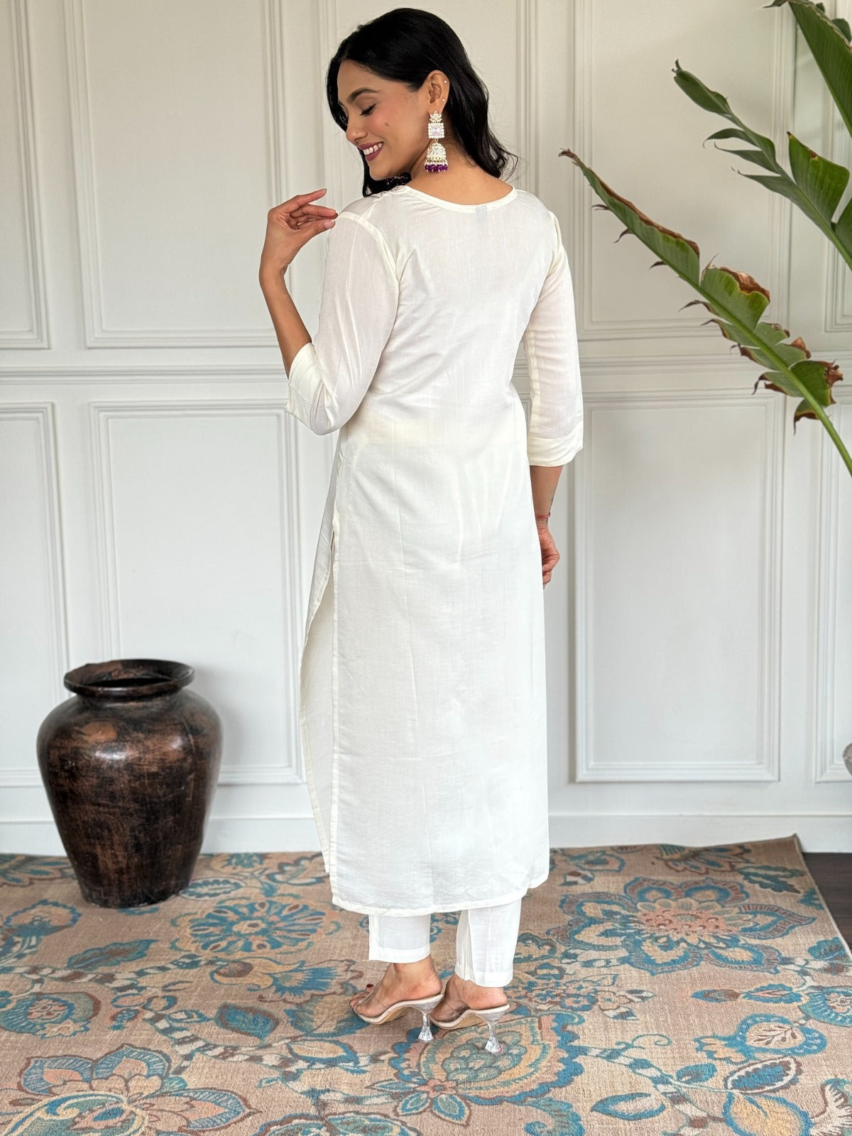mbrace timeless elegance with this ivory kurti set, featuring delicate embroidery and a soft tie-dye dupatta in pastel hues