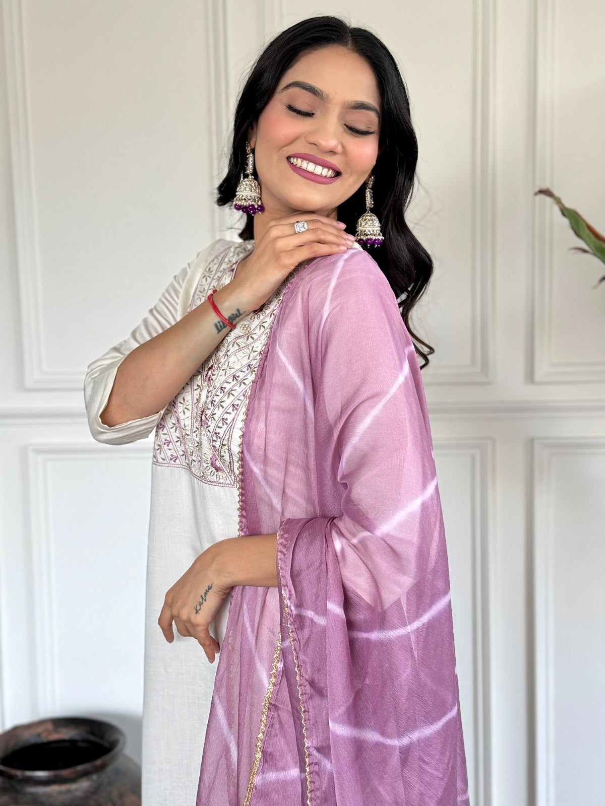 mbrace timeless elegance with this ivory kurti set, featuring delicate embroidery and a soft tie-dye dupatta in pastel hues