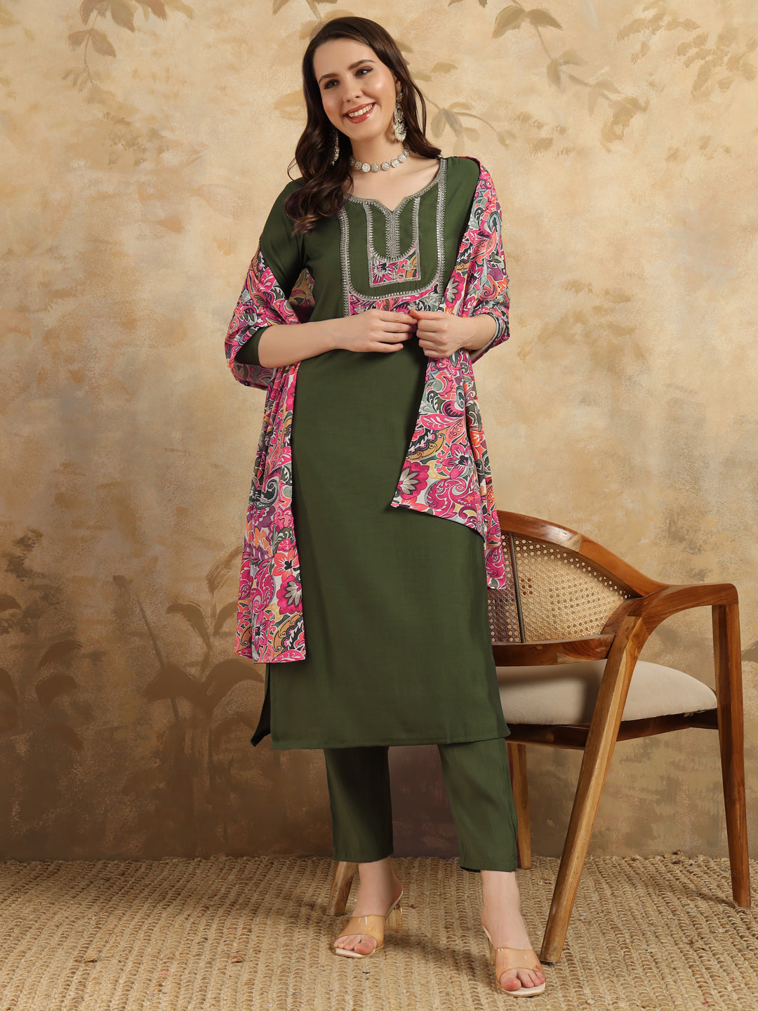 Elevate your style with this elegant olive green kurta set, featuring intricate embroidery and a vibrant paisley-print dupatta28)