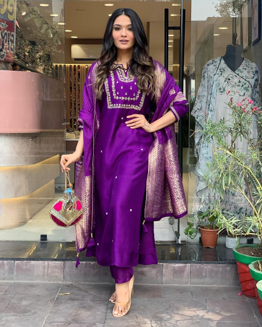 Radiate confidence in this stunning kurti set, adorned with delicate embroidery and paired with a rich, traditional dupatta.