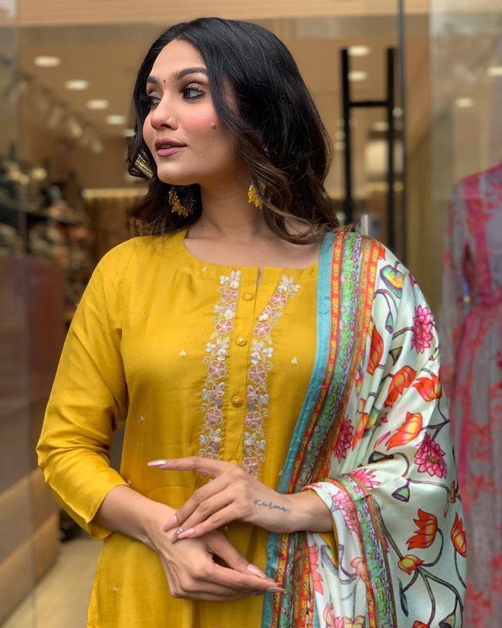 Brighten up your wardrobe with this mustard yellow kurti set, featuring delicate embroidery and a vibrant multicolored dupatta