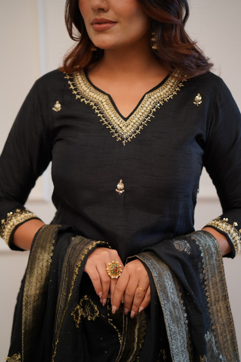 Embrace elegance in this exquisite pink kurti set, featuring intricate embroidery, a luxurious dupatta with gold detailing, and a timeless silhouette
