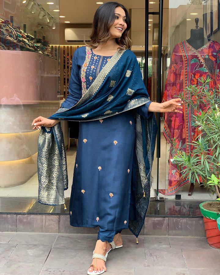 Make a statement with this stunning navy blue kurti set, featuring intricate embroidery and a gracefully adorned dupatta