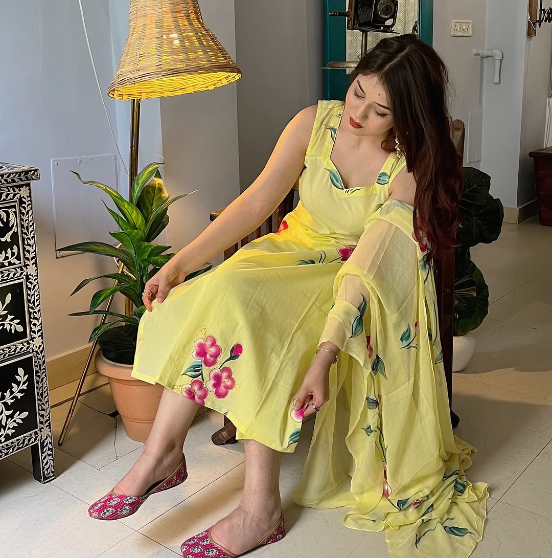 Radiate charm with this vibrant purple kurti set, beautifully adorned with delicate floral prints. The flowy silhouette, paired with a matching dupatta