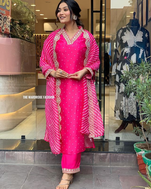 Step into timeless elegance with this vibrant pink kurti set, featuring intricate mirror work and a stunning bandhani dupatta