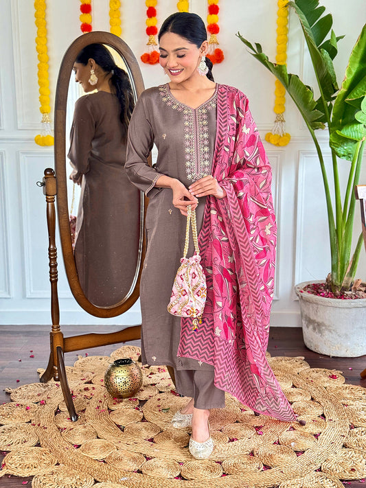 This elegant brown kurti set is a perfect blend of simplicity and sophistication. Featuring delicate embroidery on the neckline and a contrasting pink floral dupatta