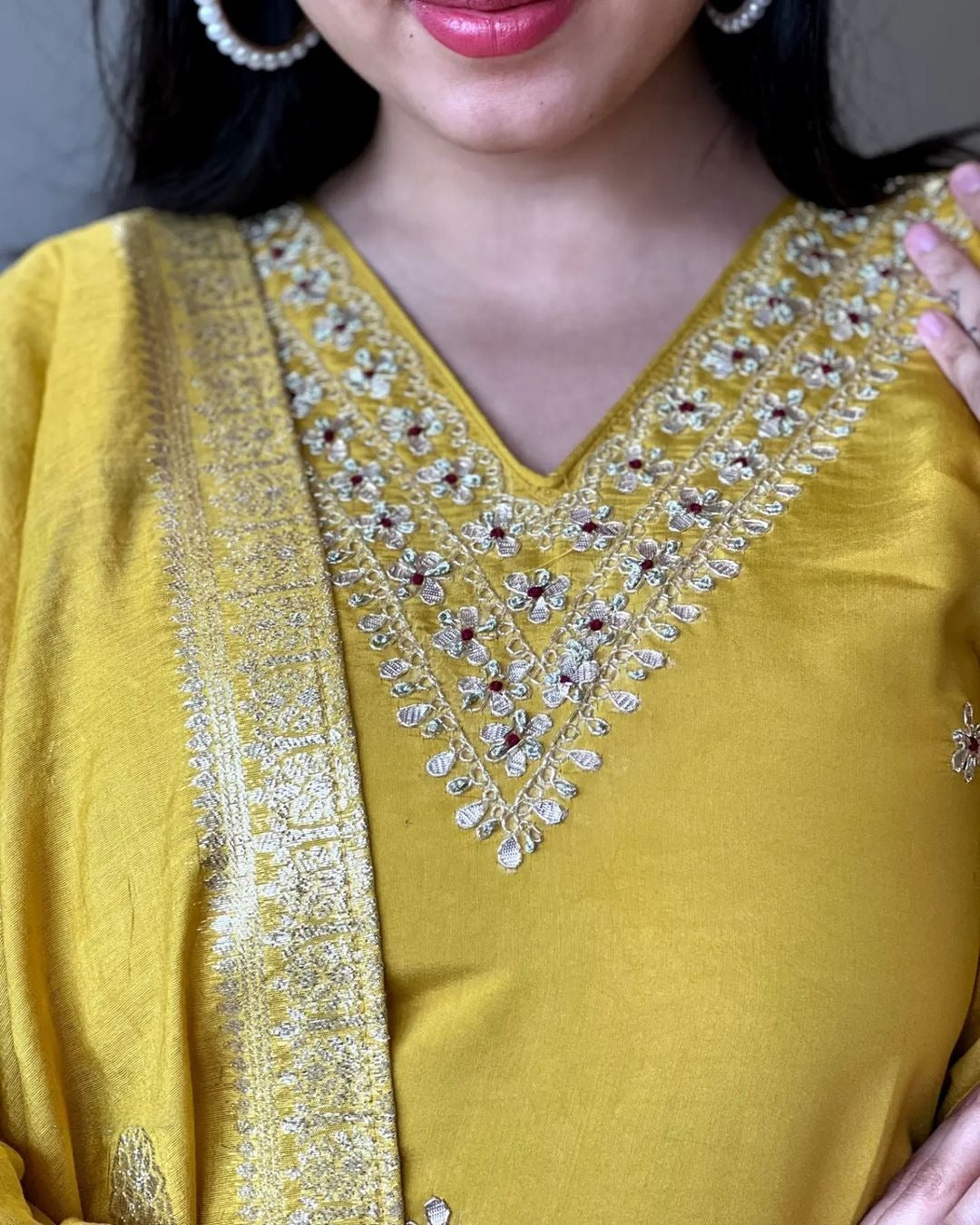 Radiate elegance in this lilac kurti set, adorned with intricate mirror work and delicate embroidery. Paired with a beautifully woven dupatta