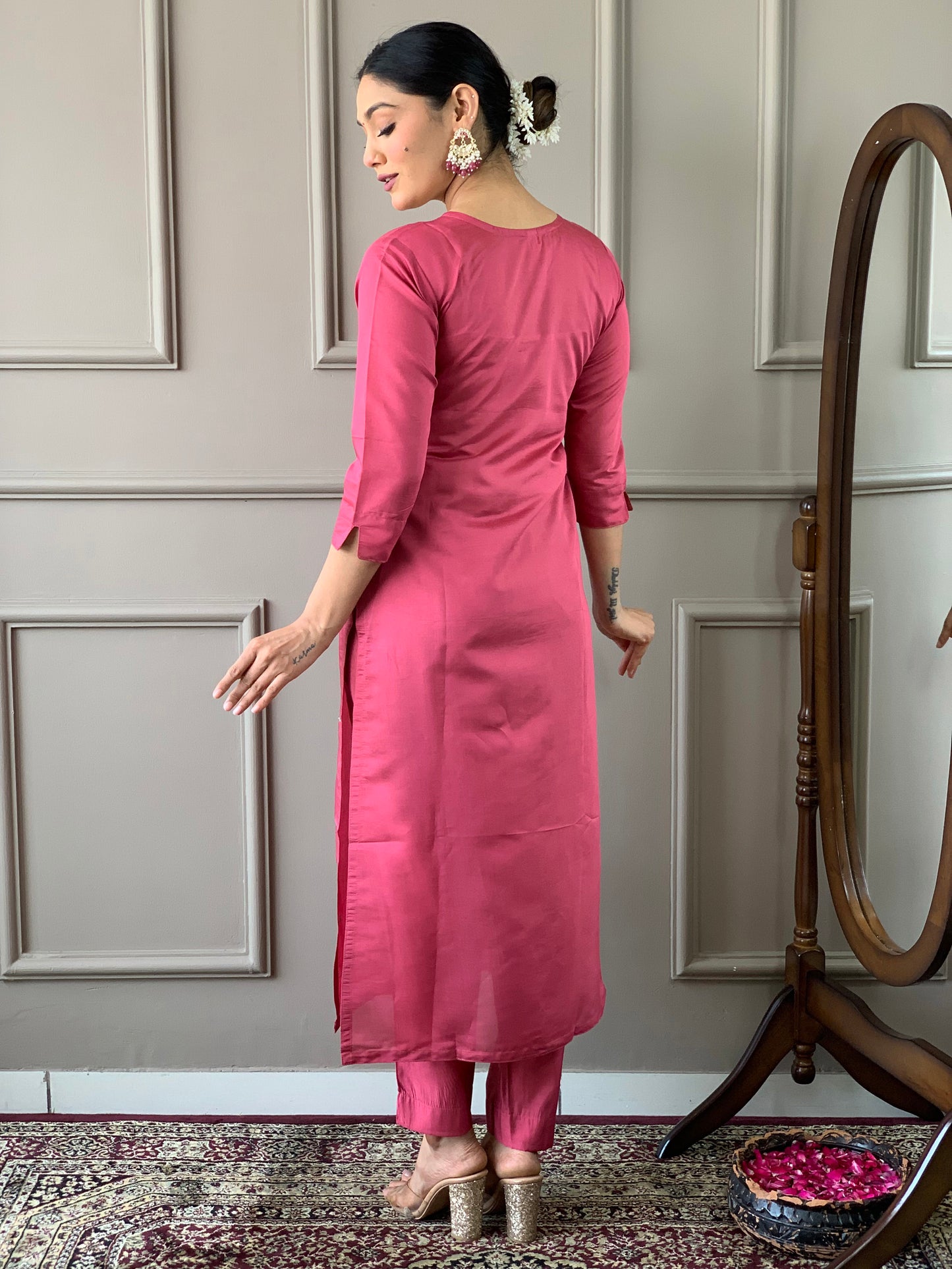Elevate your style with this graceful pink kurti set, featuring delicate embroidery and a stunning floral dupatta. The soft fabric and elegant design make it perfect for festive gatherings or casual elegance