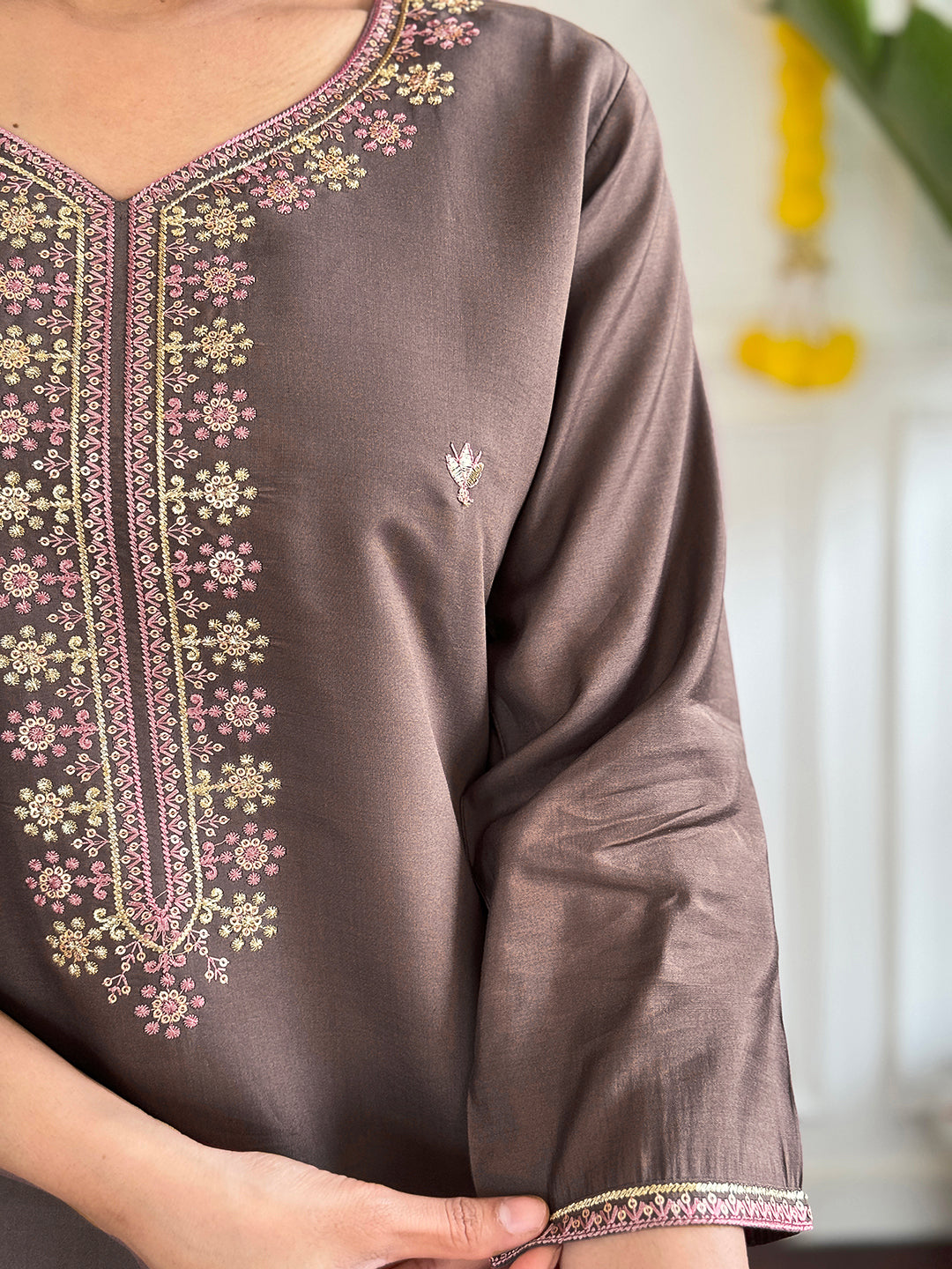 This elegant brown kurti set is a perfect blend of simplicity and sophistication. Featuring delicate embroidery on the neckline and a contrasting pink floral dupatta